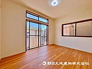 大きな窓が付いている二面彩光ですので、常に明るい印象の洋室です！