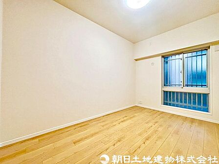 玄関横6帖洋室。全教室大型収納付き!豊富な収納が魅力です!