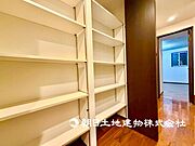 玄関前廊下には大容量の可動棚をご用意！