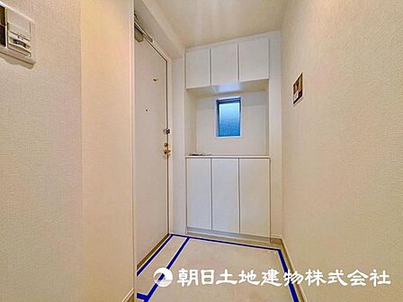 長年住まわれても飽きないシンプルなデザインの玄関となっております。