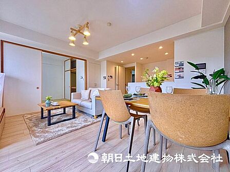 形の綺麗なリビングはお好きな家具を配置しても、まだまだ余裕がありそうです。