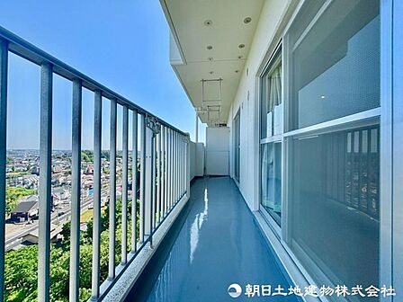 室内に爽やかな空気を運んでくれる陽の光に照らされるバルコニーです。?