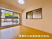 南側テラスに面した6.1帖洋室。全居室クロス貼替済み！