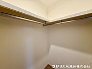 お荷物をクローゼットに入れる事でお部屋全体をスッキリ見せる事が可能です！