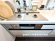 リビングで遊ぶお子様を見守りながらお料理が出来る対面式カウンターキッチンは、料理をしながらでもご家族との会話を楽しめます！