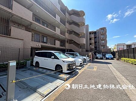 物件裏手側からの外観写真です。機械式の駐車場も完備されており、お車を使用される方にもうれしいですね。