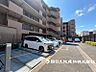外観：物件裏手側からの外観写真です。機械式の駐車場も完備されており、お車を使用される方にもうれしいですね。