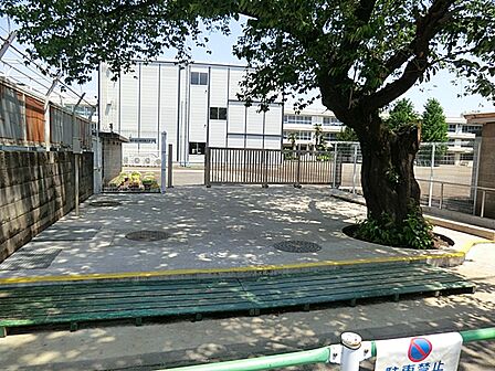 府中第十小学校まで680m。