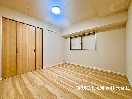 一日の疲れを取る主寝室は大型のベッドも配置が可能です。