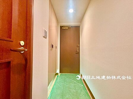 長年住まわれても飽きないシンプルなデザインの玄関です。