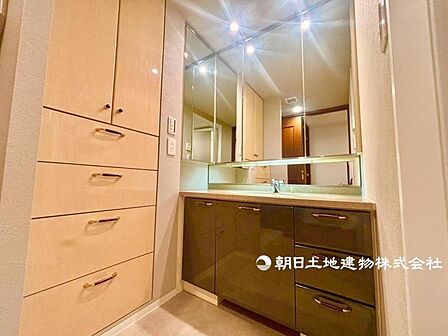 大きな三面鏡付きの洗面所となっております。
