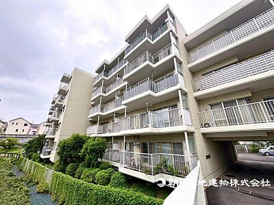 外観:毎日のお散歩も快適な緑に恵まれた閑静な住宅地は、伸び伸びスローライフを叶えてくれます。 外観:毎日のお散歩も快適な緑に恵まれた閑静な住宅地は、伸び伸びスローライフを叶えてくれます。