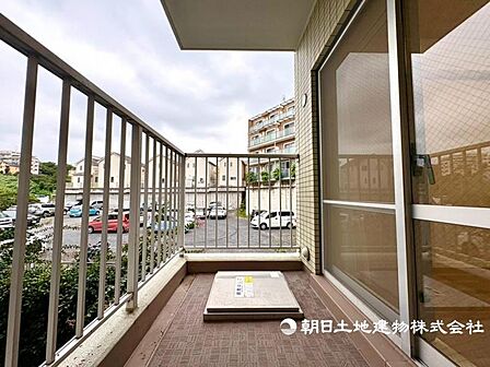 椅子なども置ける程、広々したバルコニーとなっております。