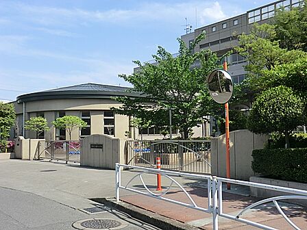 川崎市立稲田小学校まで約550ｍ