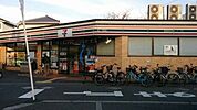 セブンイレブン大阪桃谷3丁目店 588m