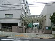 しっかり面倒をみてくださる先生が多いことや教育環境が整ってる点、学校周辺の治安、生徒の雰囲気ともに標準的以上にいいのではないかと思います。