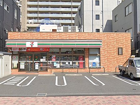 駐車場4台完備。イートインコーナー5席あり、通路も広く快適です。