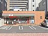 周辺：駐車場4台完備。イートインコーナー5席あり、通路も広く快適です。