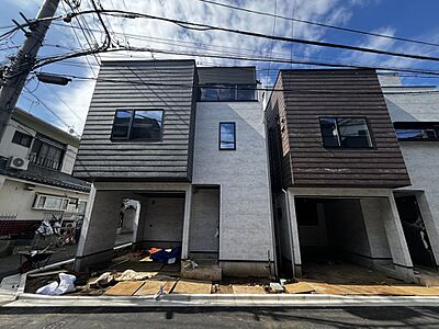 外観:駅近の利便性と第一種住居エリアの静寂が共存する地、渋谷区笹塚。笹塚駅から平坦な道のりを徒歩5分、穏やかな住宅街に佇むのは、端正な意匠が施された3階建の新邸です。 外観:駅近の利便性と第一種住居エリアの静寂が共存する地、渋谷区笹塚。笹塚駅から平坦な道のりを徒歩5分、穏やかな住宅街に佇むのは、端正な意匠が施された3階建の新邸です。