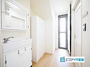1階の勝手口には洗面台、収納スペースがあります。