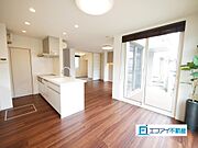 南向きの大きな窓から光がたっぷり差し込むLDKは、明るく開放感があります。