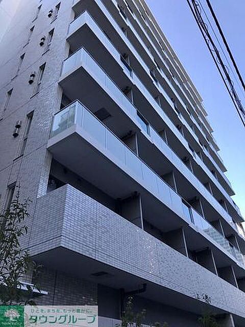 8 / 23