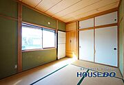 2階の和室♪和室はあるだけでも落ち着く空間ですが、 「家族団らん」  等々多目的なスペースとして活用出来る便利な空間です♪