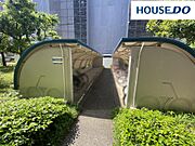 43号棟管理事務所前丸屋根駐輪場内に共用自転車利用（無料）・来客駐輪場（無料。当日限り）区画有り。申込受付時間：平日9時〜19時、土日祝お盆は9時〜17時。年末年始は管理人不在のため申込不可。規約有り