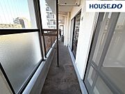 L字型バルコニーで通風・採光良好。セミサンルーム付。全居室バルコニーに面しているので明るく開放感があります。LDK、約4.8帖洋室、約5.9帖洋室はバルコニーへ出入り可。