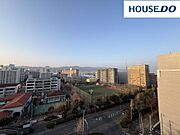 10階　バルコニーからの眺望。遠くに山が望めます。