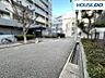 外観：前面道路。春日野商店街まで徒歩2分。