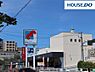 周辺：万代春日野道店 511m。なので食材が足りなくなってもすぐ買いに行くことができます。営業時間が9：00〜22：00までなので、帰りが遅くなっても安心。