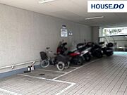 駐輪場（自転車：年額800円、400cc以下バイク：年額2000円・400cc超えバイク：年額4000円）。バイク専用駐輪場（年額6000円）別途敷金6000円。空き要確認。