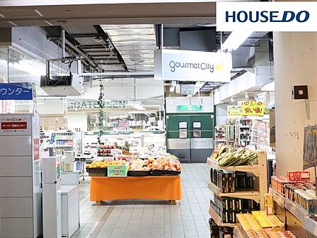 グルメシティポートアイランド店 450m。営業時間8:00〜23:00までなので、帰りが遅くなっても安心。