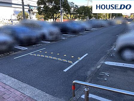 平面駐車場(月額10000円・12000円)敷金(40000円・48000円)。411台のうち3台は軽専用。空き要確認。料金は変更する場合がございます。来客用臨時有料駐車場有り(有料。24時間以内)。
