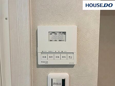 24時間換気機能付浴室暖房乾燥機で季節や天気関係なく毎日がお洗濯日和。暖房機能でヒートショックになりにくいので寒い冬場も安心。夏に嬉しいさわやか涼風運転付。
