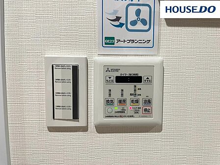 24時間換気機能付浴室暖房乾燥機で季節や天気関係なく毎日がお洗濯日和。暖房機能でヒートショックになりにくいので寒い冬場も安心。夏に嬉しいさわやか涼風運転付。