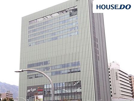 ミント神戸 400m。地下1階には、KOHYO三宮店（営業時間7：00〜23：00）があるので、帰りが遅くなっても安心。9階には映画館もあります。