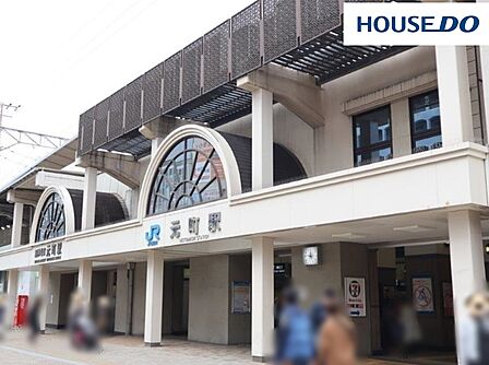 JR元町駅 280m。快速・普通停車駅。地下2階は阪神元町駅のホームなので、阪神電車への乗り換えに便利。駅から南に行けばすぐに南京町や大丸神戸店へ行くことができます。