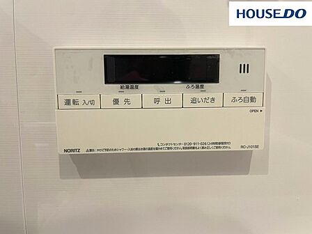スイッチ1つで一定量の湯を浴槽に張ることができて便利なオートバス機能。通常より高温の熱湯を新たに「差し湯」して、浴槽の水全体を温める高温差し湯機能。毎回新しいお湯を使っているため衛生的。