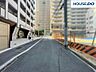 周辺：前面道路。4沿線6駅徒歩10分以内で通勤・通学に便利。スーパーまで徒歩4分など生活施設充実。大丸神戸店・元町商店街まで徒歩10分以内など商業施設充実。ショッピングや外食・レジャーに便利。