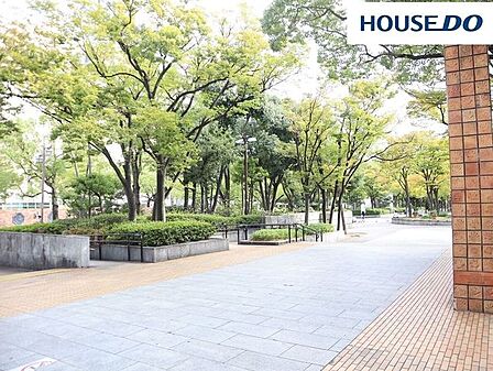 東遊園地公園 307m。神戸市役所の南隣にある2.7ヘクタールの公園。イベントも開催されています。敷地内に「こども本の森　神戸」有り。
