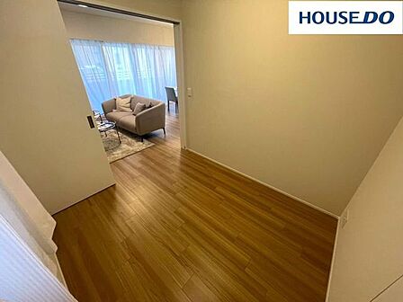 約4帖洋室はリビングから居室に入る間取り♪子ども部屋にすれば、個室に出入りする時にリビングを通るので、自ずと顔を合わせる機会が増え、子どもの変化に目を配りやすい☆(家具付物件ではございません)