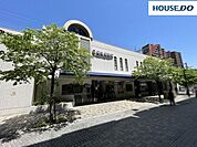 阪急御影駅 800m。普通停車駅。出口は南口と北口の2か所。2か所ともエレベーター設置でバリアフリー。