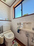 母屋の手洗い器付きのウォシュレット。