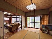 和室6畳。扉一つでLDKと洋室10畳にも出入り可能です。