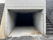 堀車庫タイプの駐車場♪コンクリート屋根付きで、大切なお車を雨風から守ります♪
