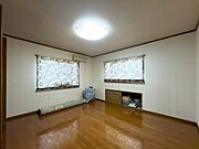 2階洋室は2面採光で日当たり良好♪明るく風通しの良い快適な居室空間です♪