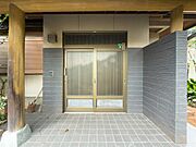 玄関扉は引き戸仕様のため、荷物を持っている時やお子さまと一緒の出入りも行いやすいです。
