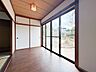 室内：庭先からの光を感じられる広縁は、室内にいながら外のやわらかな明るさを楽しめる空間です。
